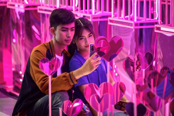 Пара фотографируется в День Святого Валентина в Бангкоке  - Sputnik Молдова
