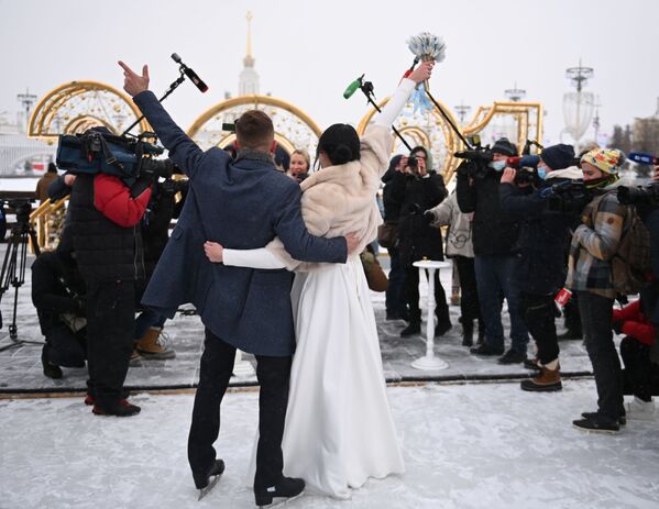 Молодожены на церемонии бракосочетания на катке ВДНХ в Москве - Sputnik Молдова