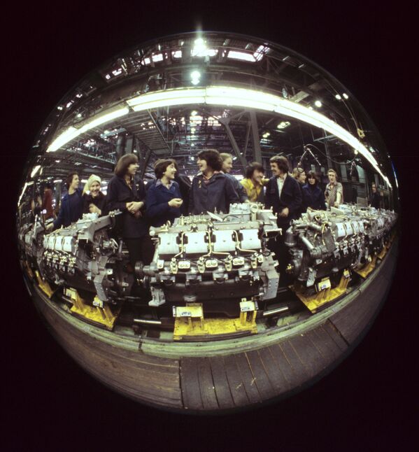 Молодежная бригада по сборке двигателей на заводе КамАЗ, 1982 год - Sputnik Молдова