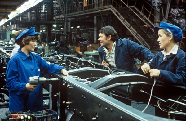 Рабочие Камского автомобильного завода в цеху, 1986 год - Sputnik Молдова