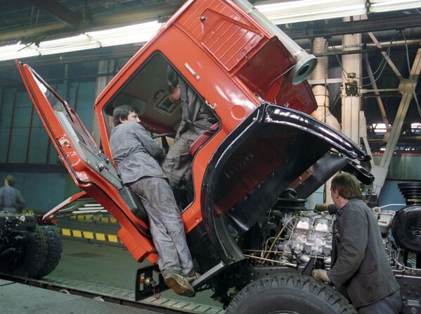 Главный конвейер Камского автомобильного завода, 1991 год - Sputnik Молдова