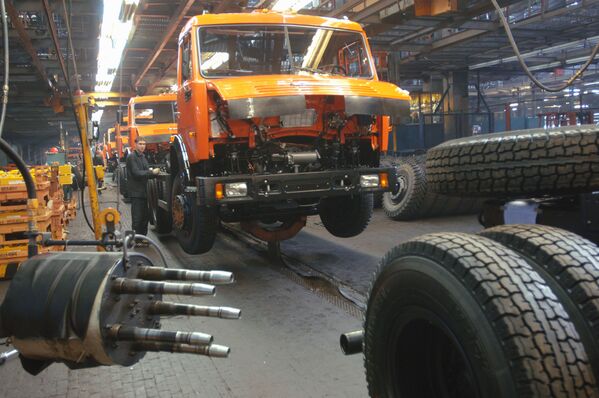 Главный сборочный конвейер новой модификации автомобилей КАМАЗ - Sputnik Молдова