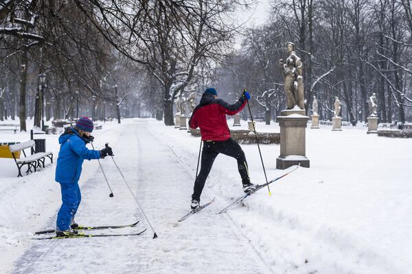 Лыжники в заснеженном парке в центре Варшавы - Sputnik Молдова
