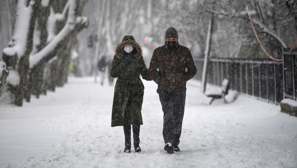 Пара на заснеженной улице в Стамбуле  - Sputnik Moldova