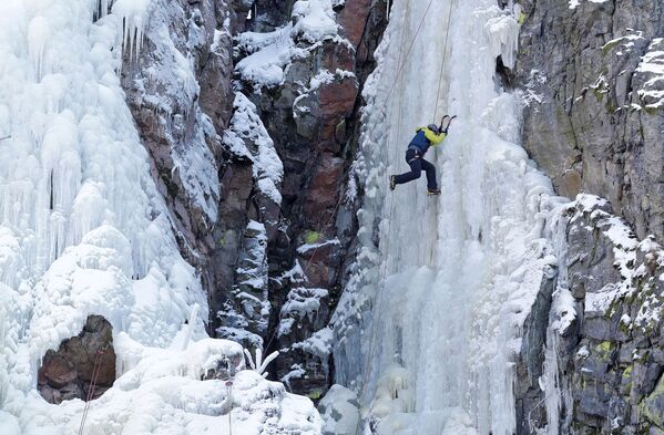 Скалолаз во время подъема по ледяной стене в Бистршице-над-Пернштейнеме, Чехия  - Sputnik Moldova