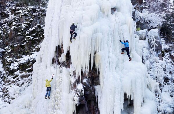 Скалолазы во время подъема по ледяной стене в Бистршице-над-Пернштейнеме, Чехия  - Sputnik Moldova