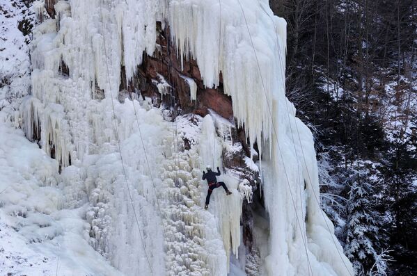 Скалолаз во время подъема по ледяной стене в Бистршице-над-Пернштейнеме, Чехия  - Sputnik Молдова