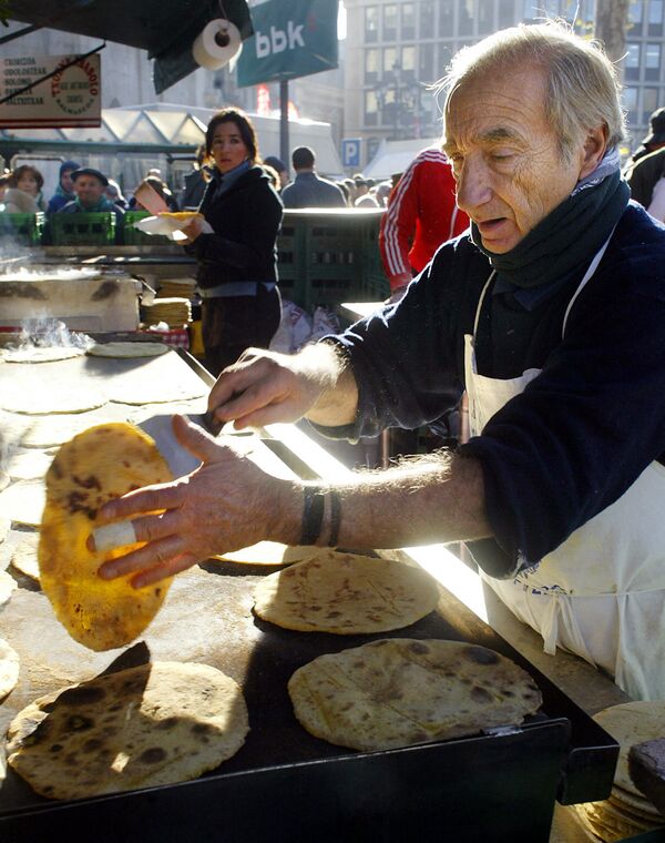 Мужчина готовит традиционный баскские блины на рынке в Бильбао - Sputnik Moldova-România