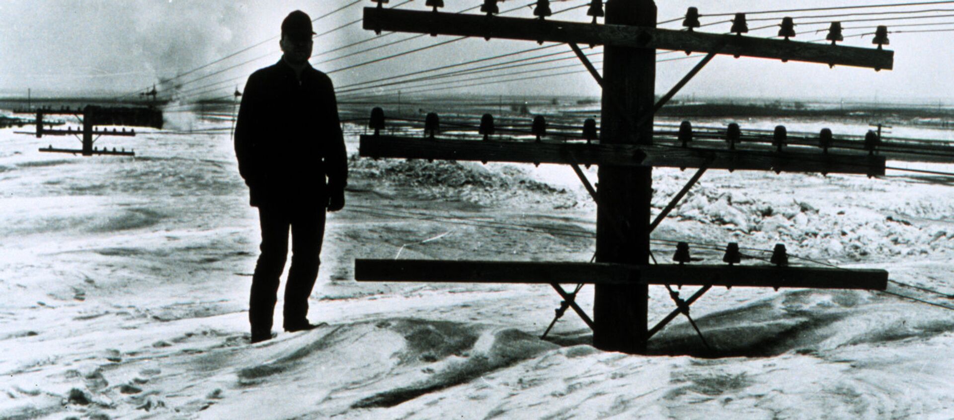 Мужчина на снегу после сильнейше метели в Северной Дакоте, 1966 год - Sputnik Молдова, 1920, 17.02.2021