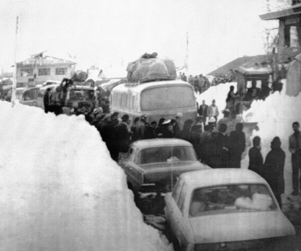 Переполненная улица после сильного снегопада в Тегеране. Иран, 1972 - Sputnik Молдова