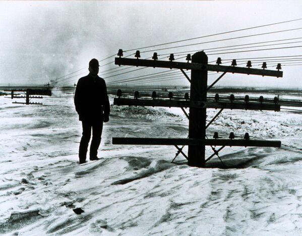 Мужчина на снегу после сильнейше метели в Северной Дакоте, 1966 год - Sputnik Молдова