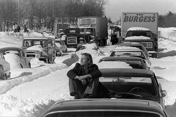 Пробка на шоссе 128 в Массачусетсе, образовавшаяся в результате сильного снегопада в феврале 1978 года - Sputnik Молдова