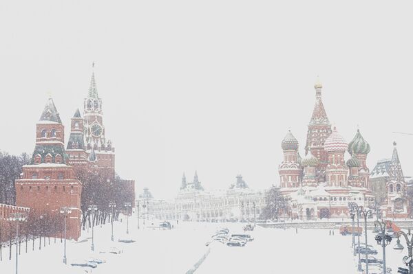 Собор Василия Блаженного и башни Московского Кремля во время снегопада - Sputnik Молдова