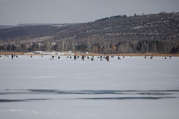Zeci de pescari s-au adunat pe lacul înghețat de la Ghidighici - Sputnik Moldova