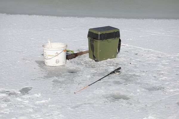Zeci de pescari, pe gheața lacului Ghidighici  - Sputnik Молдова