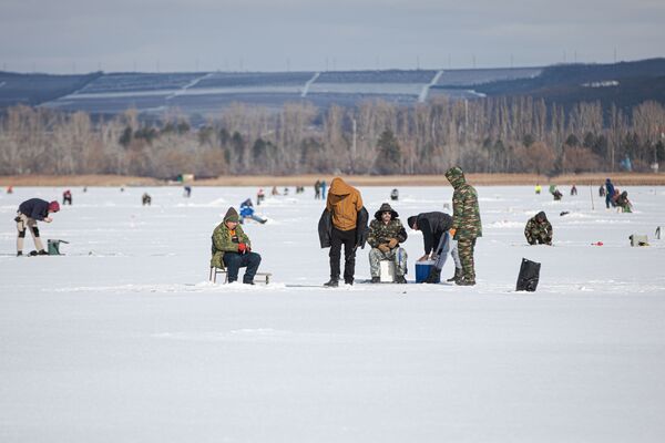 Pescarii susțin că vin la pescuit pe gheață din plăcere - Sputnik Moldova
