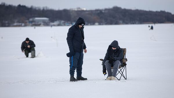Pescari, iarna, lac înghețat - Sputnik Moldova