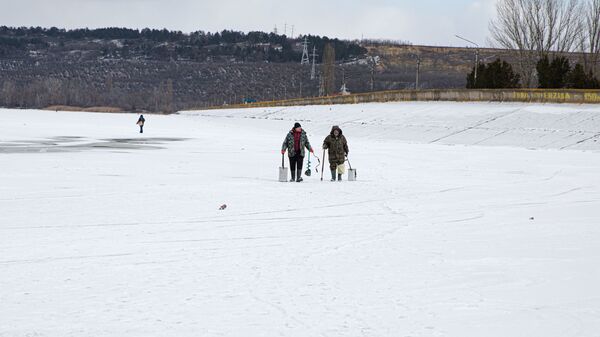 Zeci de pescari, pe gheața lacului Ghidighici - Sputnik Moldova