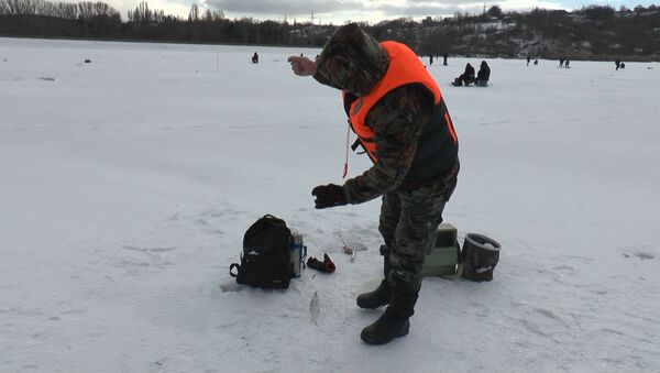 Десятки рыбаков на льду озера Гидигич - Sputnik Молдова