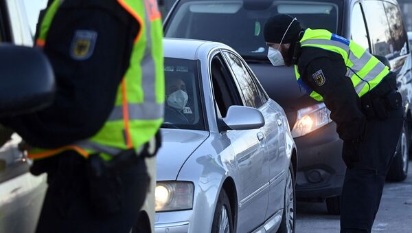  Офицеры Федеральной полиции контролируют водителей автомобилей на пограничном переходе между Австрией и Германией - Sputnik Moldova-România