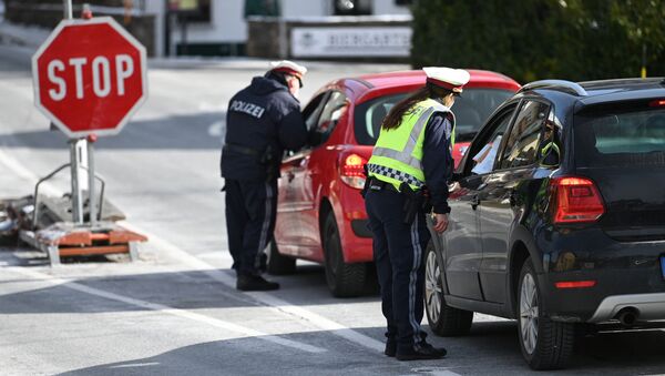 Офицеры федеральной полиции Германии контролируют водителей автомобилей на пограничном переходе между Австрией и Германией в Гроссгмайне недалеко от Зальцбурга - Sputnik Moldova