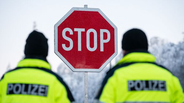 Офицеры федеральной полиции готовы контролировать автомобили на германо-чешской границе возле района Мариенберг - Sputnik Молдова