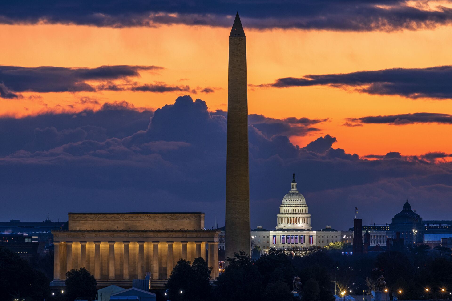 Мемориал Линкольна,  монумент Вашингтону и Капитолий США на рассвете в день инаугурации в Вашингтоне - Sputnik Молдова, 1920, 13.06.2023