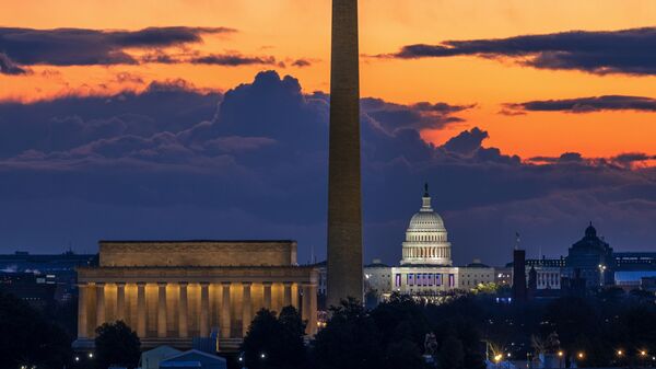 Мемориал Линкольна,  монумент Вашингтону и Капитолий США на рассвете в день инаугурации в Вашингтоне - Sputnik Молдова
