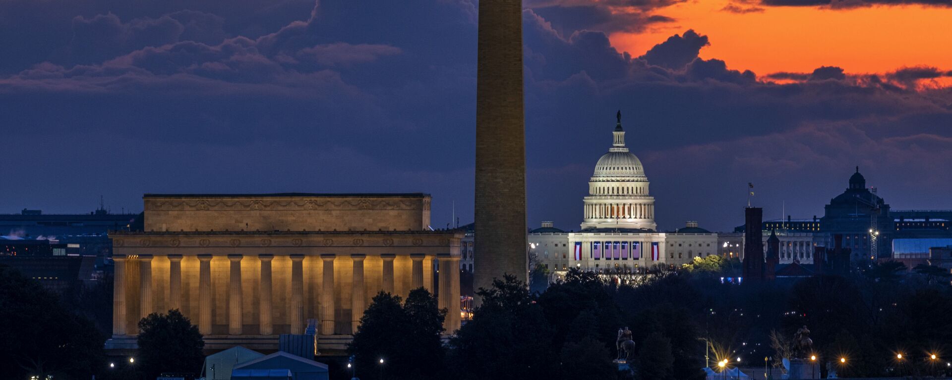 Мемориал Линкольна,  монумент Вашингтону и Капитолий США на рассвете в день инаугурации в Вашингтоне - Sputnik Moldova-România, 1920, 07.03.2022