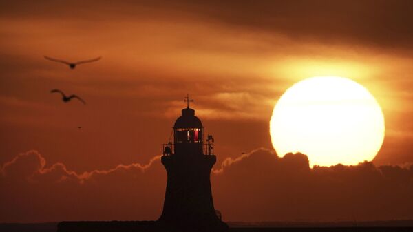 Солнце поднимается над маяком South Shields, Англия - Sputnik Молдова