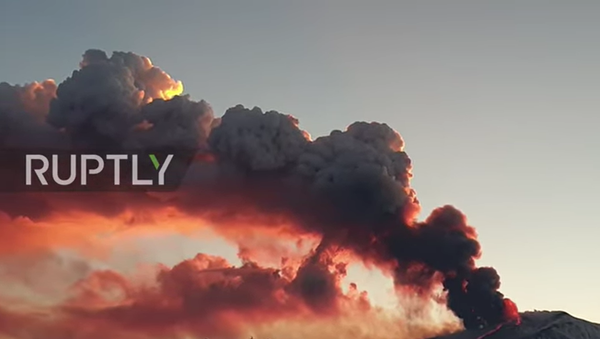 Vulcanul Etna din Italia a erupt din nou - Sputnik Moldova