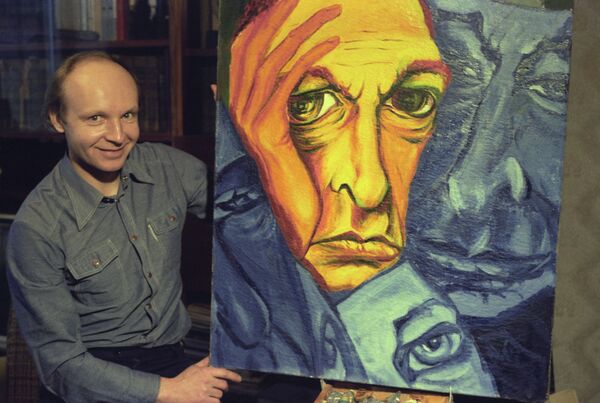Actoril teatrului „Sovremennik”, artistul popular al RSFSR Andrei Meagkov acasă, lângă tabloul „Portretul lui Oleg Efremov” - Sputnik Moldova