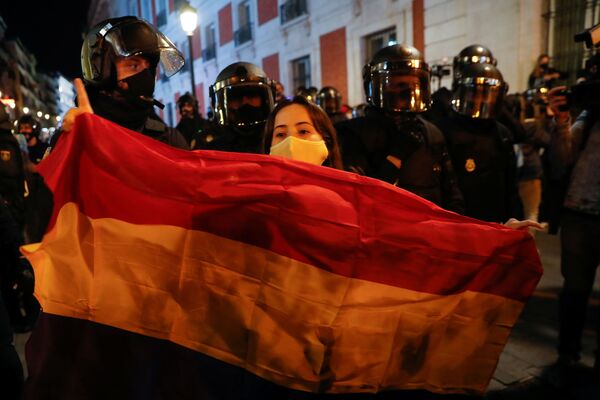 Девушка с испанским республиканским флагом во время протеста сторонников каталонского рэпера Пабло Хазеля в Мадриде, Испания - Sputnik Moldova-România