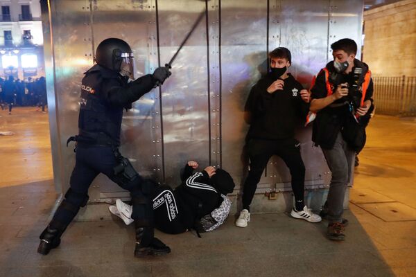 Столкновения полиции с демонстрантами во время протеста сторонников рэпера Пабло Хазеля в Мадриде, Испания - Sputnik Moldova-România