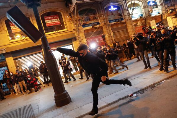 Демонстрант бросает мусорное ведро во время протеста сторонников рэпера Пабло Хазеля в Мадриде, Испания - Sputnik Moldova-România