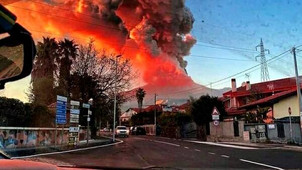 Извержение вулкана Этна в Италии - Sputnik Молдова