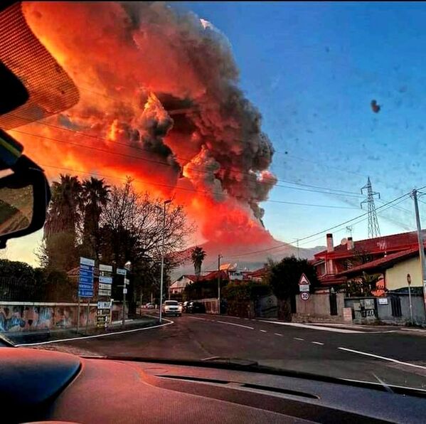 Извержение вулкана Этна в Италии - Sputnik Молдова