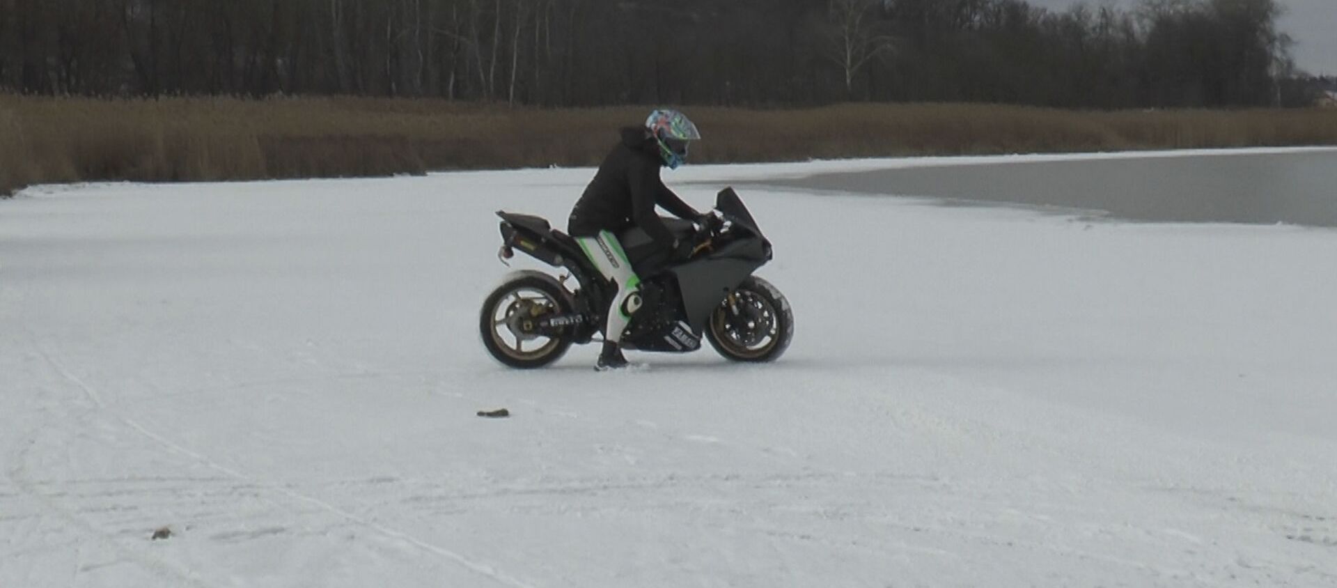 Cu motocicleta pe lacul înghețat: Distracția periculoasă a unui tânăr la Ghidighici - Sputnik Moldova-România, 1920, 19.02.2021