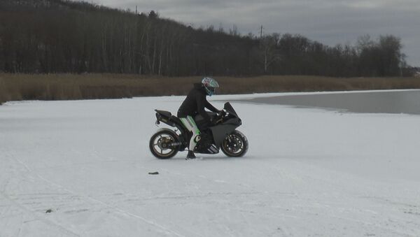 Безумие на льду озера Гидигич: как сделал мотоциклист  - Sputnik Молдова