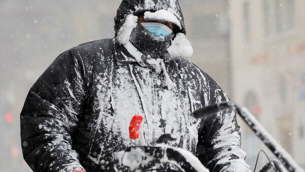 Рабочий в снегу во время очистки улиц в Нью-Йорке - Sputnik Молдова