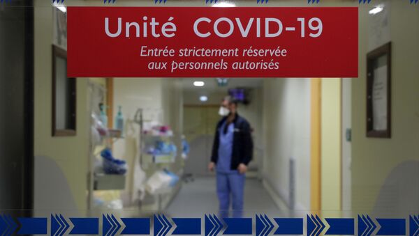Медработник в Отделении интенсивной терапии больных COVID-19 во Франции - Sputnik Молдова