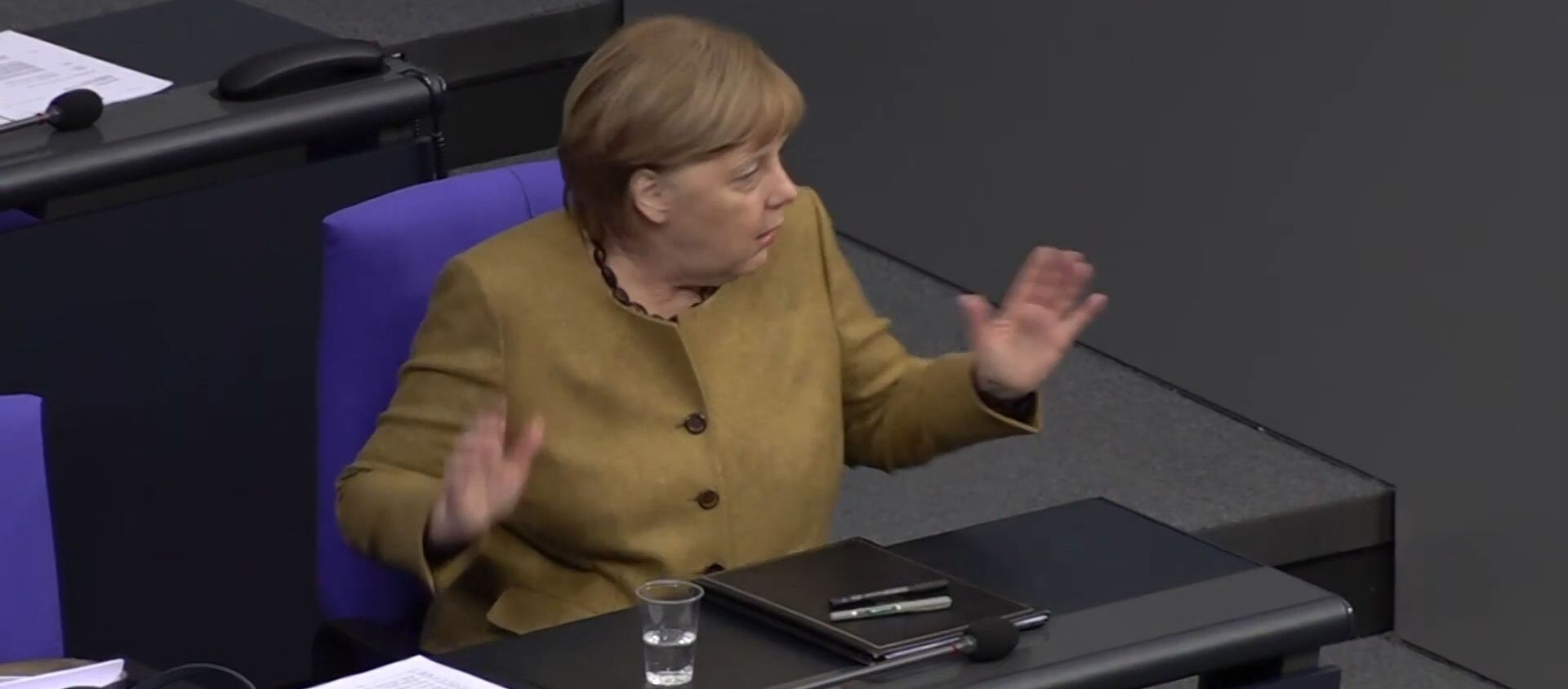 Видео-казус с Меркель: что сделала канцлер Германии - Sputnik Молдова, 1920, 19.02.2021