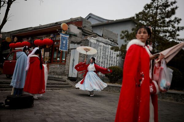 Девушки в традиционных платьях во время празднования Лунного Нового года в Пекине, Китай - Sputnik Молдова