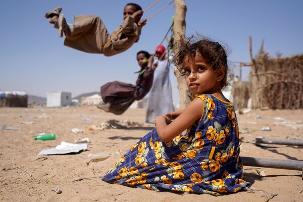Девочка ожидает своей очереди у качелей  в лагере для внутренне перемещенных лиц в Марибе, Йемен - Sputnik Молдова