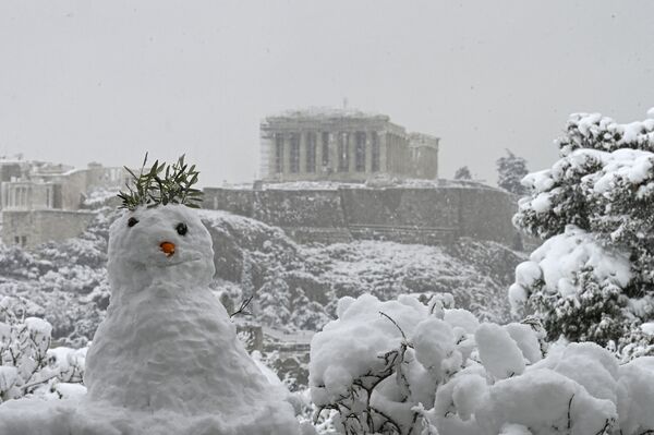 Снеговик на фоне заснеженного Парфенона в Афинах - Sputnik Молдова