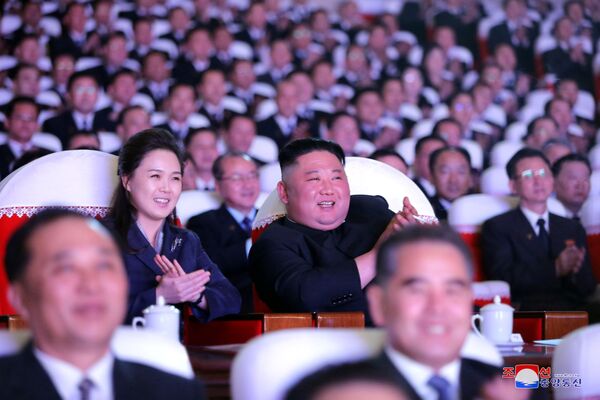 Лидер Северной Кореи Ким Чен Ын с супругой Ли Соль Чжу на музыкальном представлении, посвященном годовщине Ким Чен Ира - Sputnik Молдова
