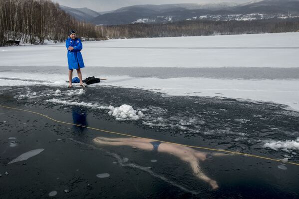 Чешский фридайвер Давид Венцл во время тренировки по плаванию подо льдом - Sputnik Молдова