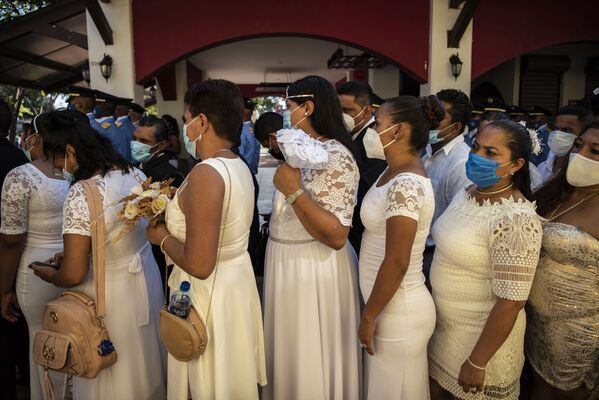 Массовая свадьба в День святого Валентина в Манагуа, Никарагуа - Sputnik Молдова