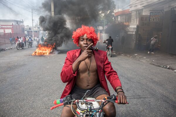 Участник антиправительственной демонстрации в Порт-о-Пренсе, Гаити - Sputnik Молдова