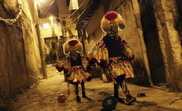 Участники традиционного карнавала в пригороде Рио-де-Жанейро - Sputnik Молдова